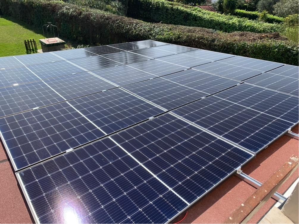 Vista di un condominio con pannelli solari