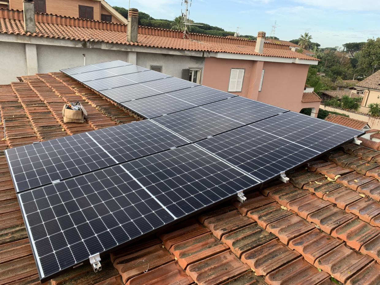 Impianti solari su tetto industriale al tramonto